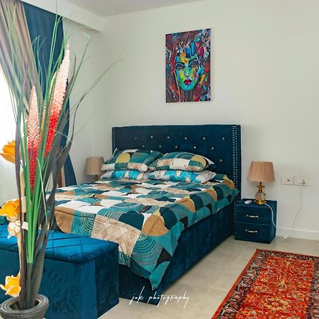 Modern Upscale 2-Bedroom Apartment in Tribute, Airport - 24 7 Security, Gym, POOL Accra Esterno foto