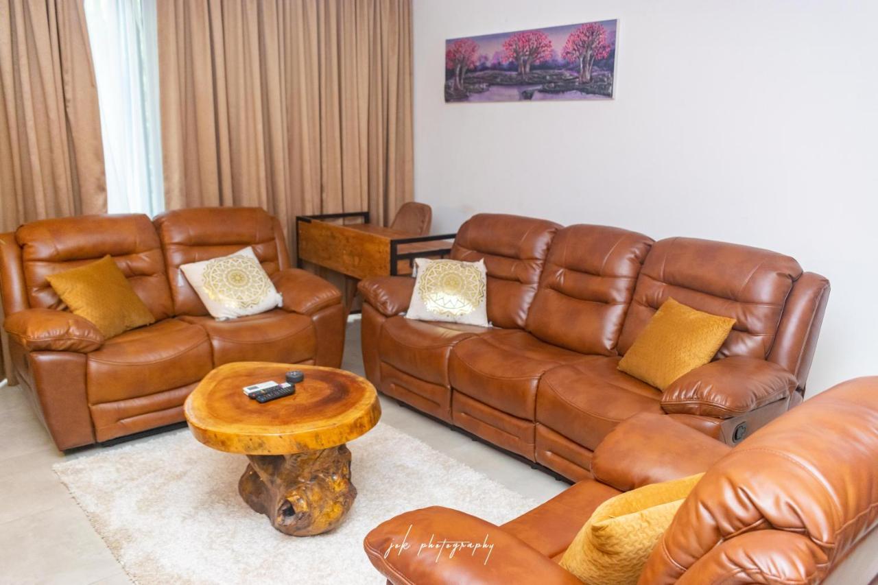 Modern Upscale 2-Bedroom Apartment in Tribute, Airport - 24 7 Security, Gym, POOL Accra Esterno foto