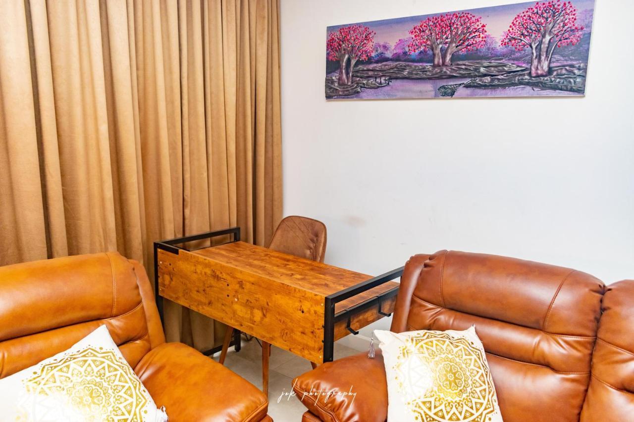 Modern Upscale 2-Bedroom Apartment in Tribute, Airport - 24 7 Security, Gym, POOL Accra Esterno foto
