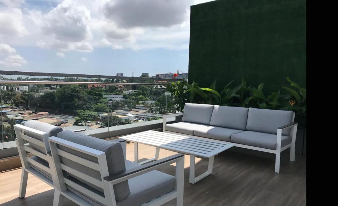 Modern Upscale 2-Bedroom Apartment in Tribute, Airport - 24 7 Security, Gym, POOL Accra Esterno foto